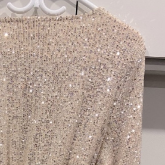 Saints & Hearts Champagne Sequin Long Sleeve Belted Wrap Romper Size L - Picture 6 of 6